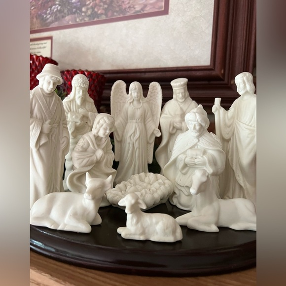 Vintage 1981 Solid Wood
Porcelain Nativity Set - Picture 4 of 10